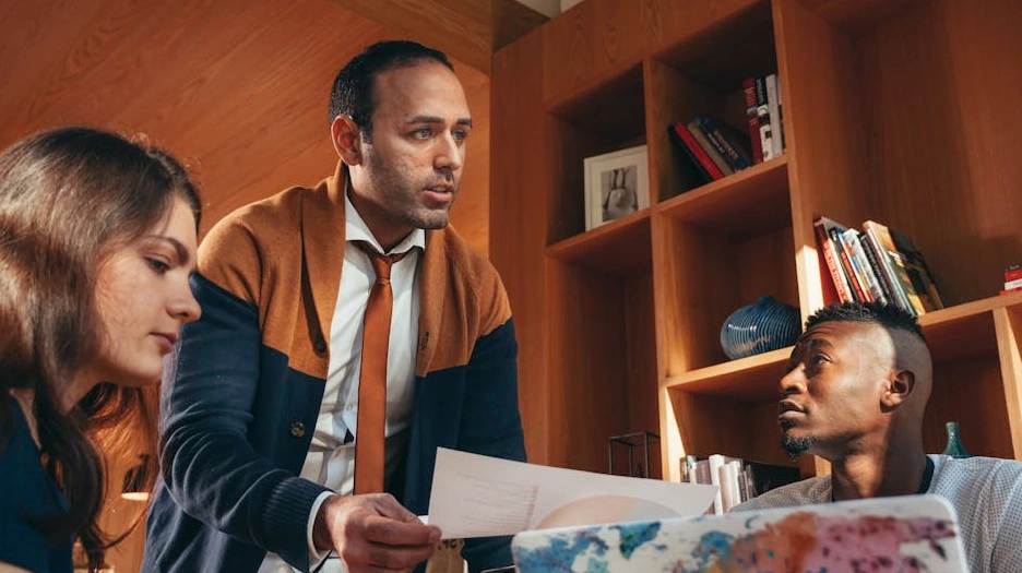 Ofiste beyin fırtınası yapan çeşitli bir ekip